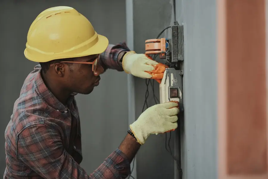 Equipamento de perfuração em concreto em operação